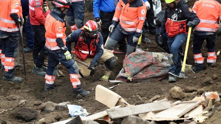 Ecuador: Seven dead and more trapped after mudslides