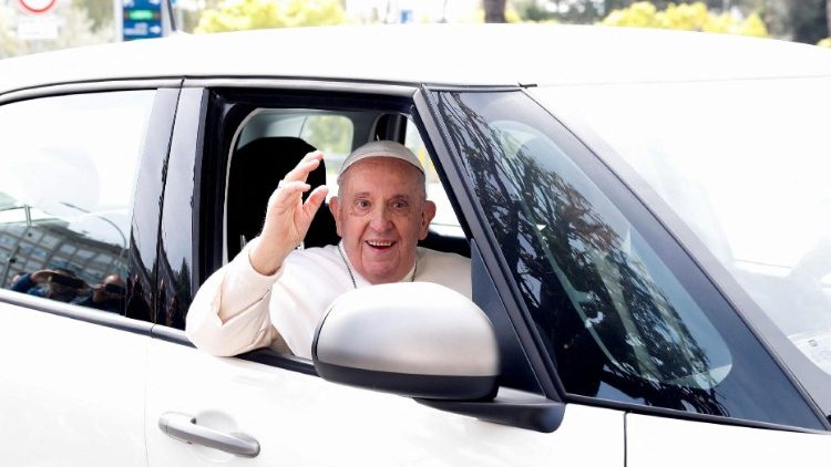 Pope returns home from hospital 