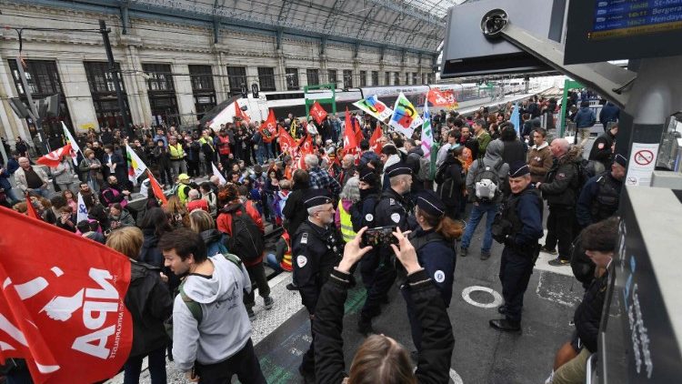 Many protesters against pension reforms  detained in France 